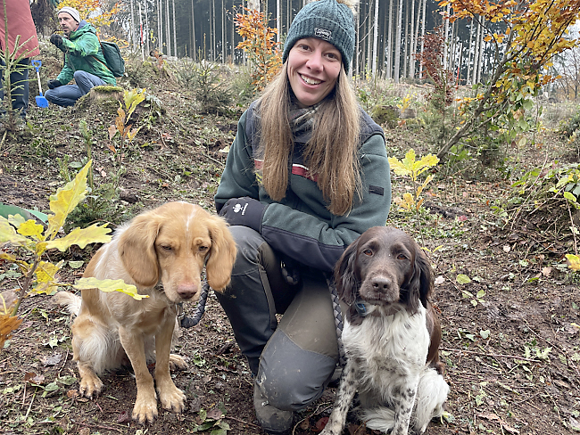 Revierf&ouml;rsterin Anja Wiese mit Frieda und Quinta